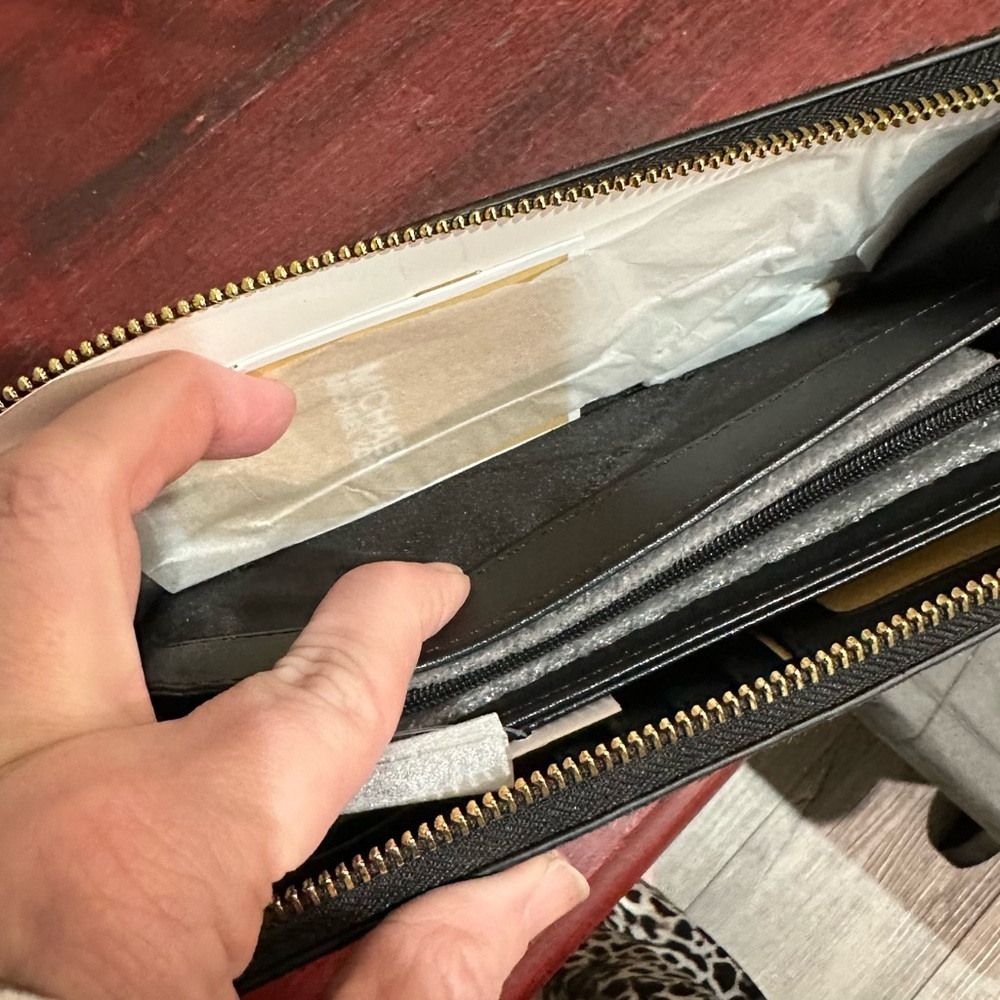 Michael Kors Leopard Print Wristlet Wallet. Nwt and authentic - Picture 7 of 9